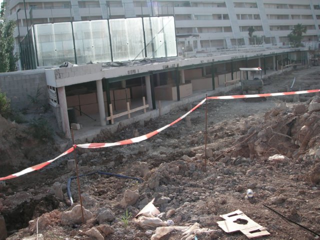 Zona excavada delimitada únicamente con cinta
