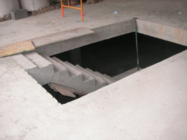 Hueco de escalera sin protección perimetral completa