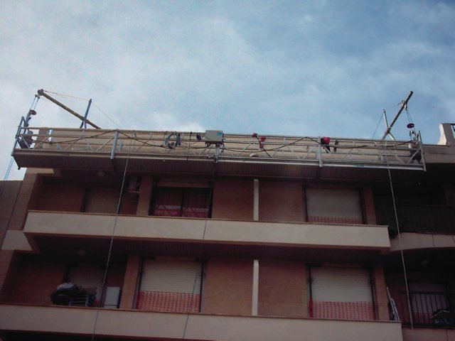 Plataforma suspendida situada en la coronación de un edificio