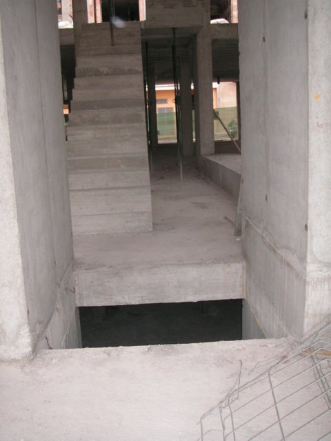 Abertura en el suelo de un pasillo interior