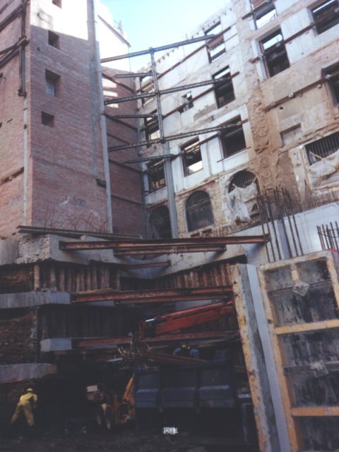 Obra estructural en un patio estrecho entre edificios
