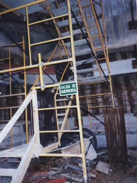 Escalera provisional con señal de salida de emergencia