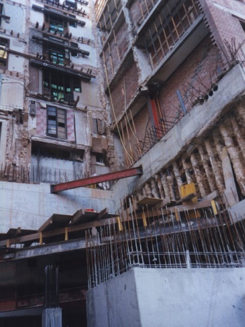 Armaduras y encofrados en una estructura entre edificios