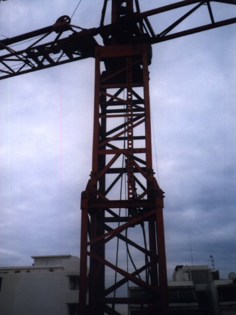 Mástil y mecanismo superior de una grúa torre