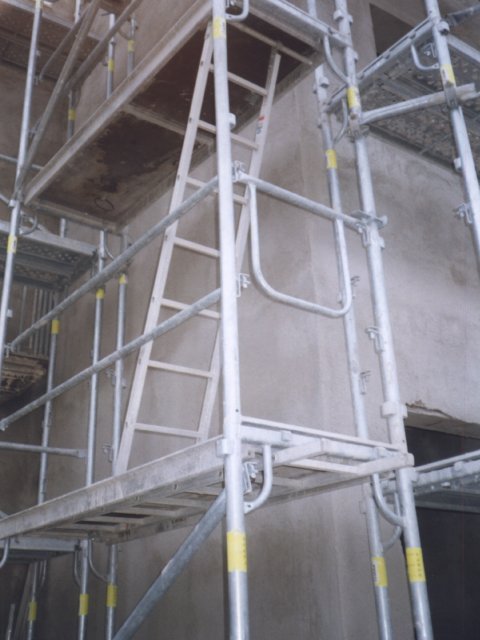 Escalera integrada de acceso entre niveles de andamio