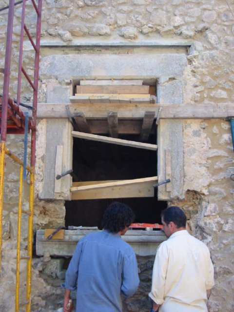 Revisión de un hueco en muro antiguo con elementos de apeo