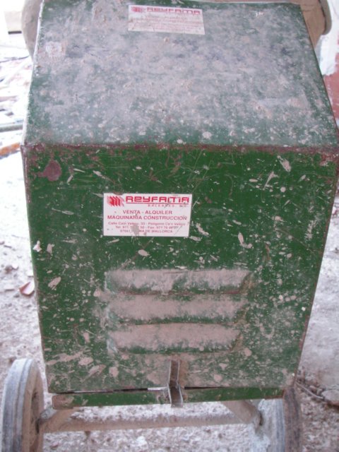 Carcasa de motor o equipo con suciedad adherida