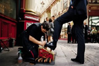 TRABAJADOR LIMPIABOTAS