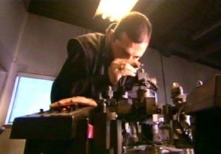TRABAJADOR MICROSCOPIO