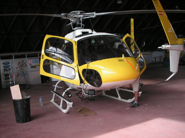 HELICOPTERO HANGAR  MERCANCIAS ESPECIALES