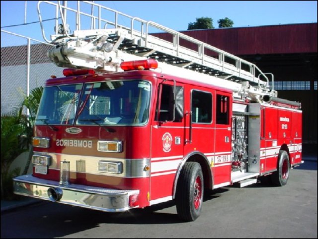 CAMION BOMBEROS ESCALERA · FOTOS AEROPUERTO