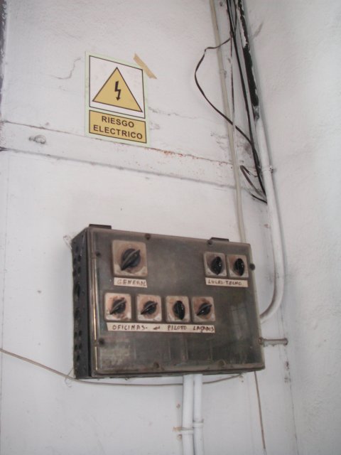 X ELECTR (1) RIESGO ELECTRICO