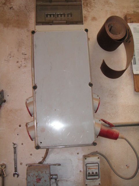 X ENCHUFES RIESGO ELECTRICO