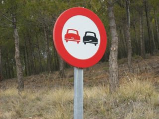 PROHIBIDO ADELANTAR COCHES  TRABAJO Y CIRCULACION