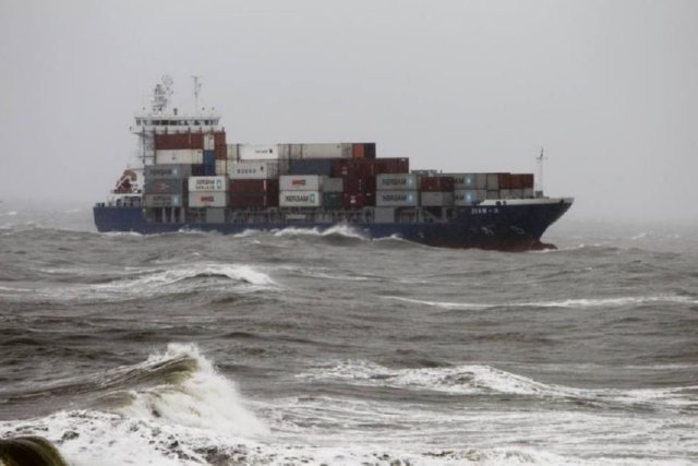 HACIA LA PLAYA  BARCOS AVIONES